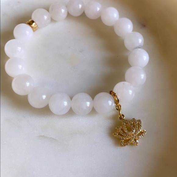 White Quartz and lotus flower bracelet - Picture 1 of 4